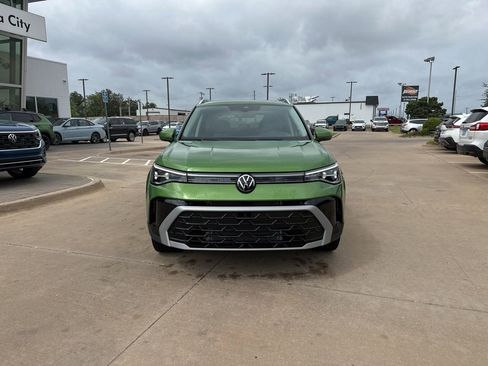 Used 2025 Volkswagen Taos SEL AWD/4WD image 2