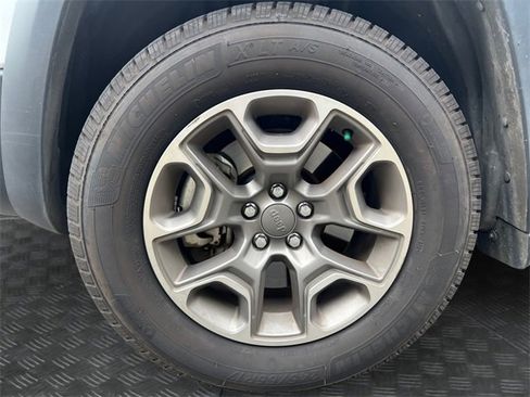 Used 2020 Jeep Cherokee Trailhawk image 9