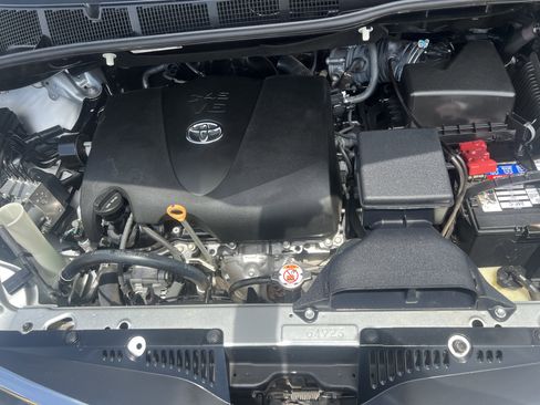 Used 2019 Toyota Sienna LE FWD image 16