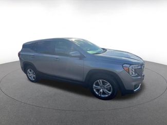 Used 2024 GMC Terrain SLE video 2