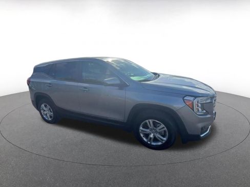 Used 2024 GMC Terrain SLE image 2