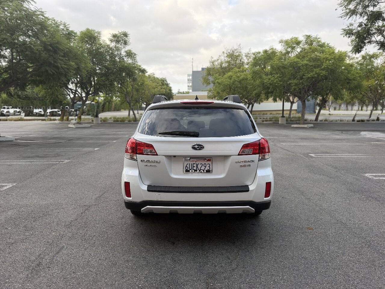 Used 2012 Subaru Outback 3.6R Limited w/ Moonroof Pkg AWD/4WD image 4