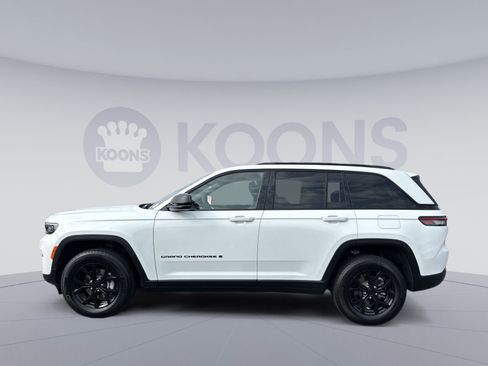 Used 2025 Jeep Grand Cherokee Altitude AWD/4WD image 2