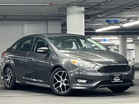 Used 2015 Ford Focus SE w/ SE Ecoboost Package image 2