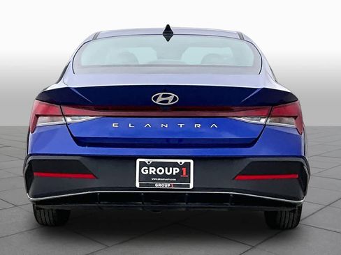 Used 2024 Hyundai Elantra SE image 5