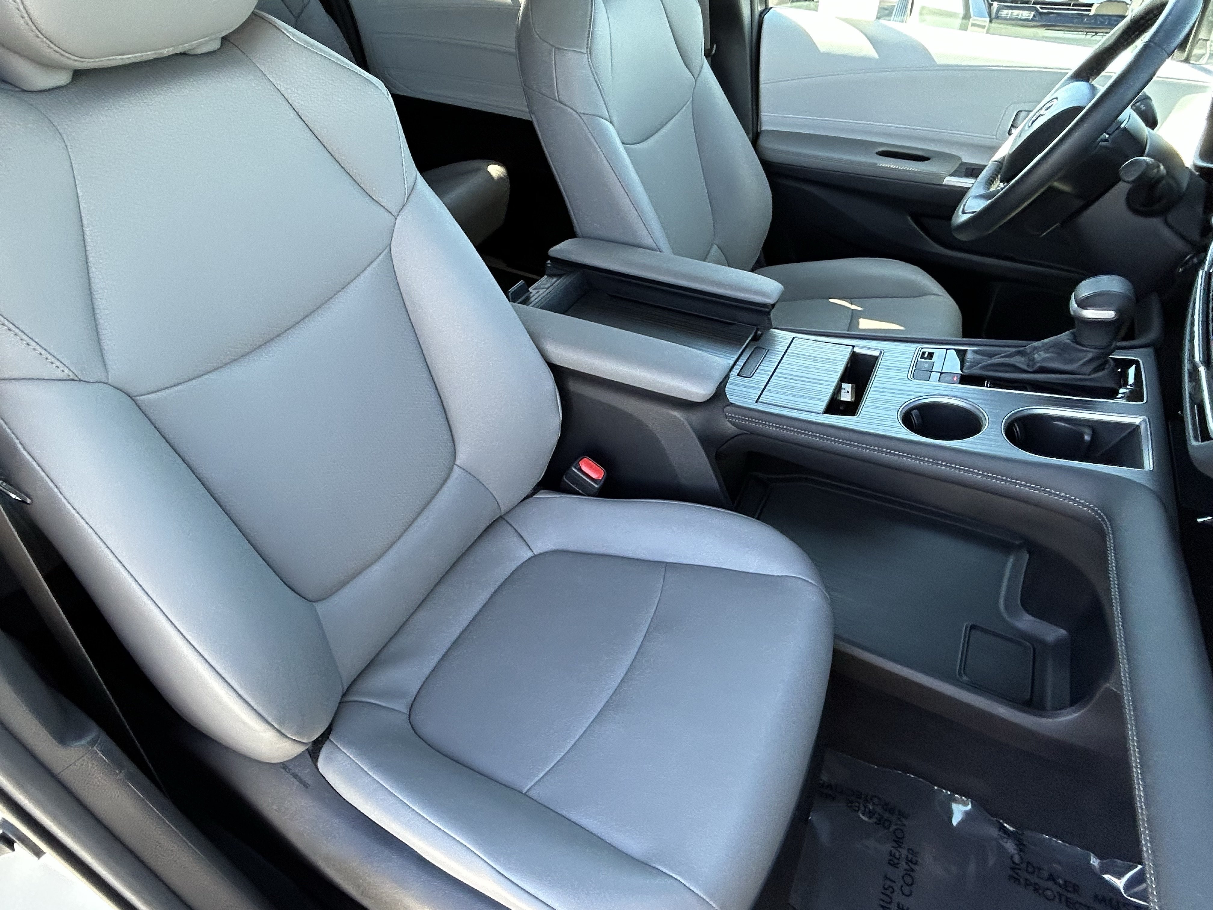 Used 2025 Toyota Sienna XLE FWD image 11
