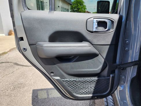 Used 2019 Jeep Wrangler Unlimited Sahara AWD/4WD image 16
