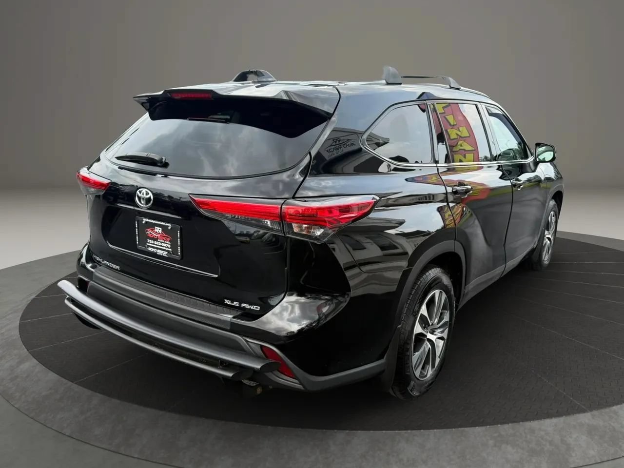 Used 2021 Toyota Highlander XLE AWD/4WD image 7
