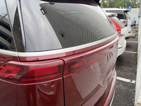 Used 2023 Kia Carnival EX FWD image 8