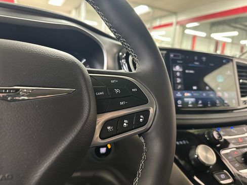 Certified 2024 Chrysler Pacifica Select image 18