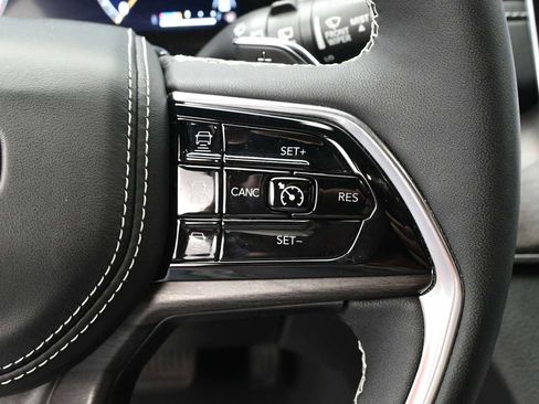 Used 2023 Jeep Grand Cherokee Overland w/ Luxury Tech Group IV AWD/4WD image 17
