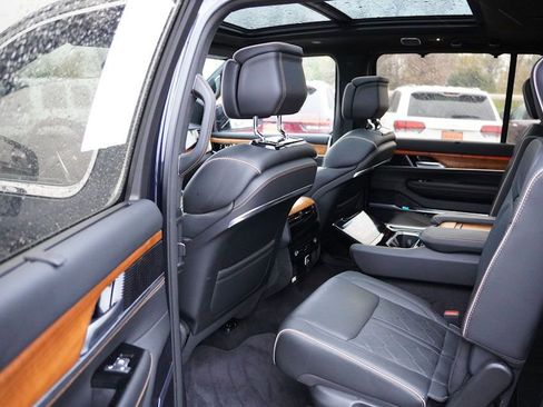 Used 2024 Jeep Grand Wagoneer Series III AWD/4WD image 17