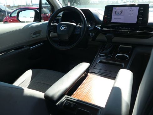 Used 2023 Toyota Sienna LE image 22