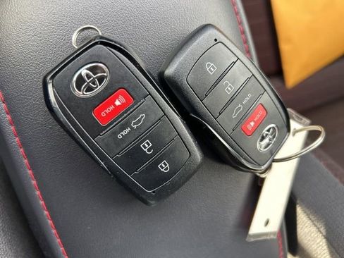 Used 2025 Toyota Corolla SE image 18