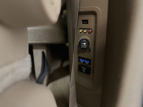 Used 2015 Chrysler Town & Country Touring-L w/ Driver Convenience Group image 19