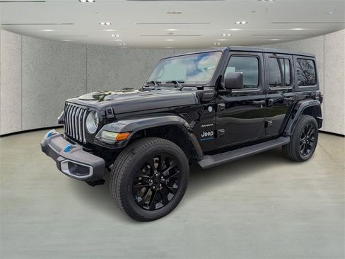Used 2023 Jeep Wrangler Sahara image 7