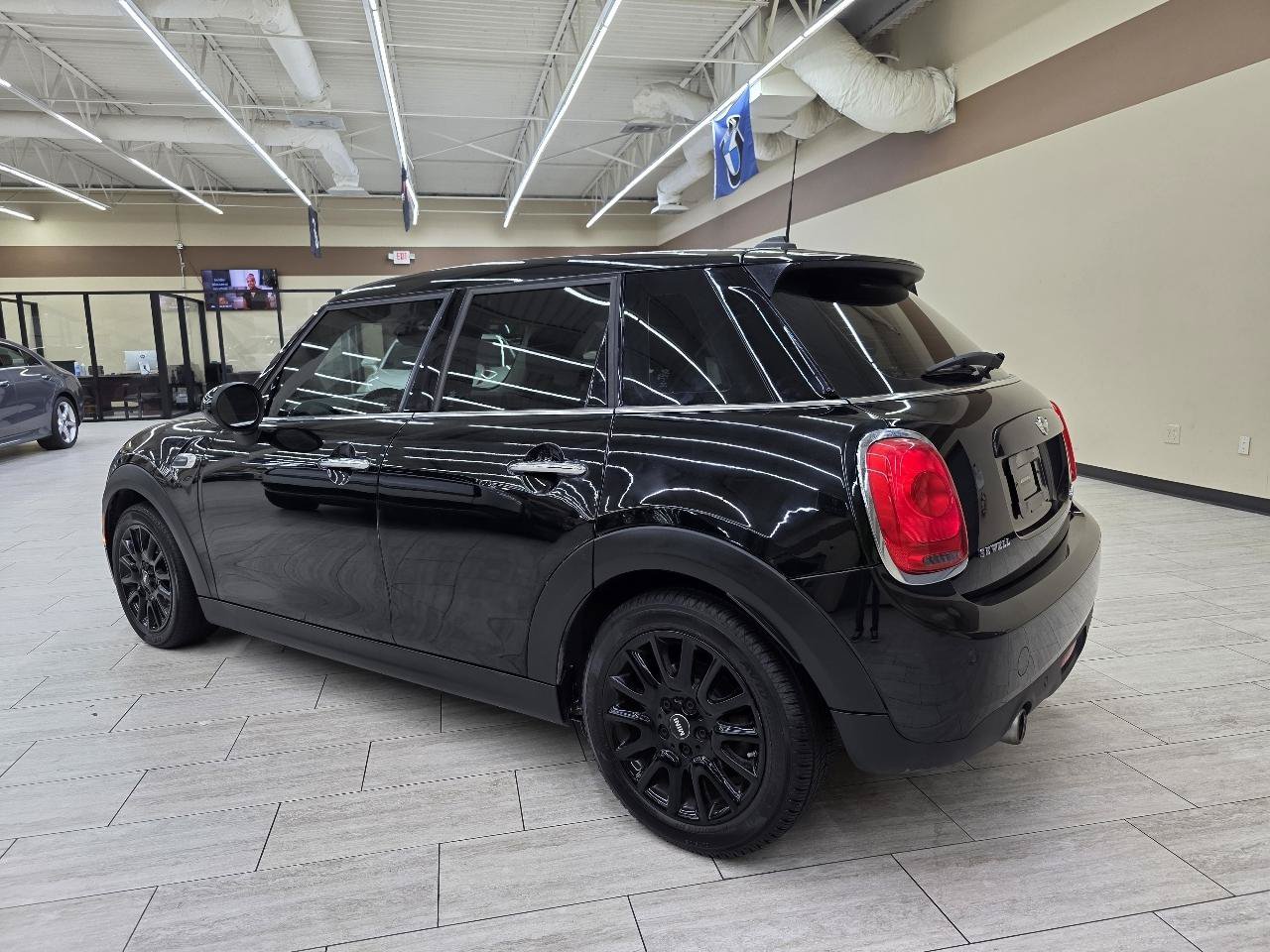 Used 2018 MINI Cooper 4-Door Hardtop w/ Signature Line Package FWD image 8