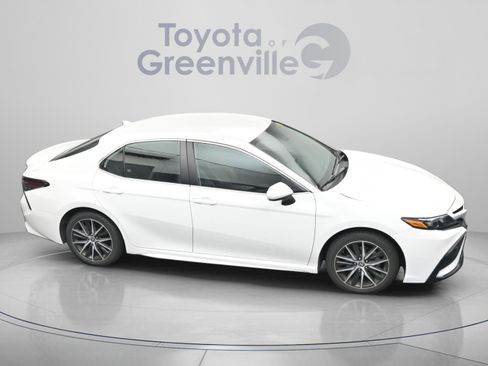 Used 2024 Toyota Camry SE image 19