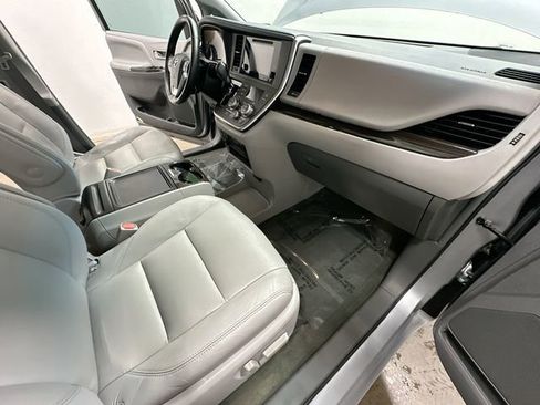 Used 2017 Toyota Sienna XLE Premium FWD image 22