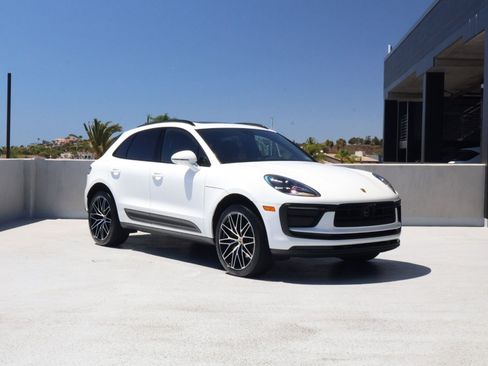 Certified 2026 Porsche Macan AWD/4WD image 7