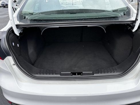 Used 2018 Ford Focus SE w/ SE Appearance Package image 19