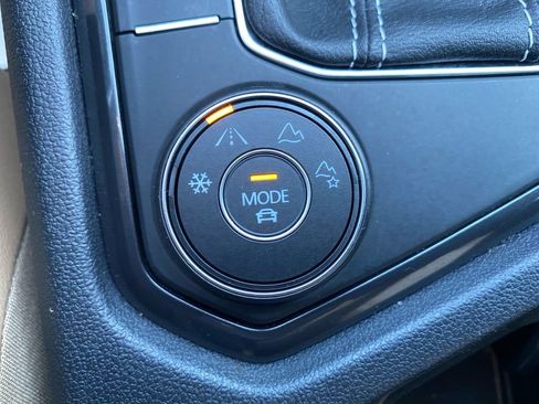 Used 2023 Volkswagen Tiguan SE AWD/4WD image 35