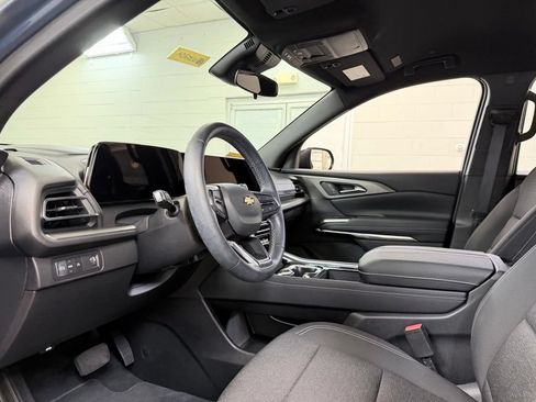 Used 2025 Chevrolet Traverse LT FWD image 15