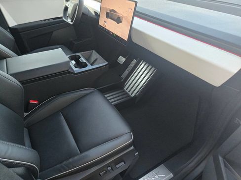 Used 2024 Tesla Cybertruck AWD Crew Cab image 27