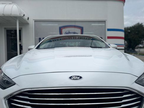 Used 2020 Ford Fusion SE w/ Equipment Group 151A FWD image 10