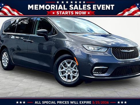 Used 2023 Chrysler Pacifica Touring-L FWD image 1