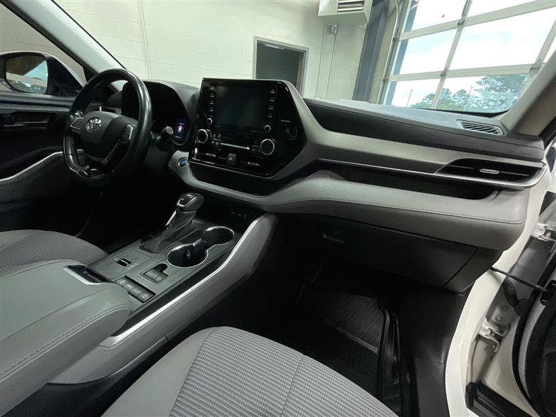 Used 2021 Toyota Highlander LE FWD image 33