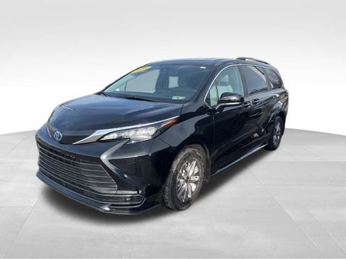 Used 2025 Toyota Sienna LE image 2