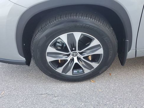 Used 2021 Toyota Highlander XLE image 11