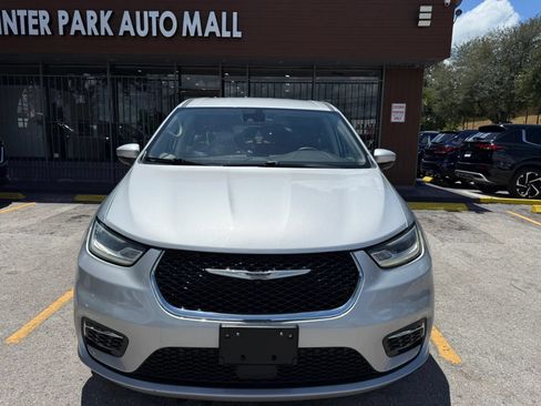 Used 2023 Chrysler Pacifica Touring-L FWD image 2