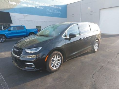 Used 2023 Chrysler Pacifica Touring-L image 4
