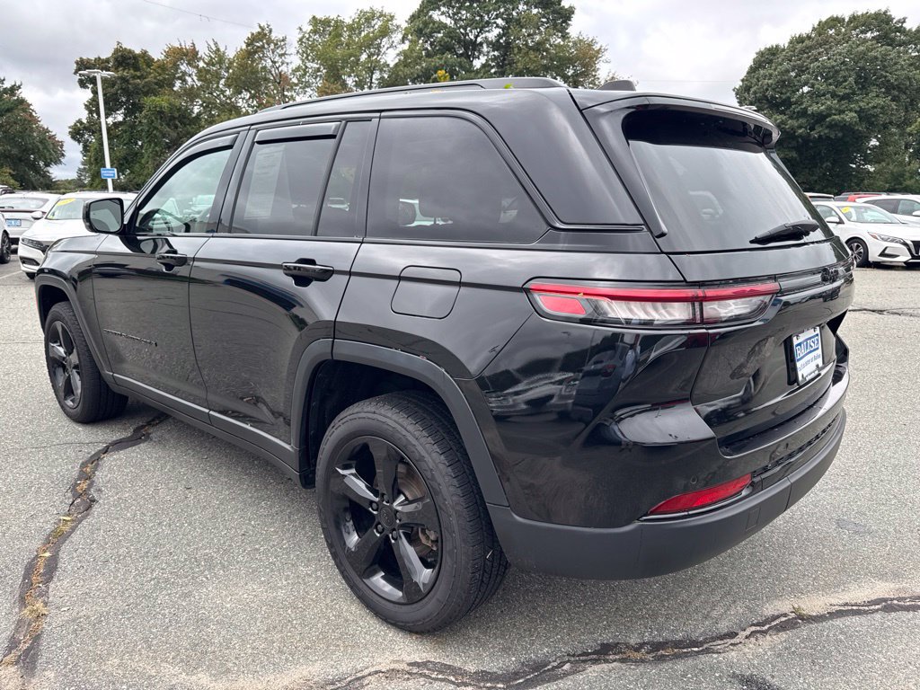 Used 2023 Jeep Grand Cherokee Limited w/ Black Appearance Package AWD/4WD image 5