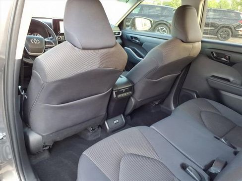 Used 2024 Toyota Highlander LE AWD/4WD image 15