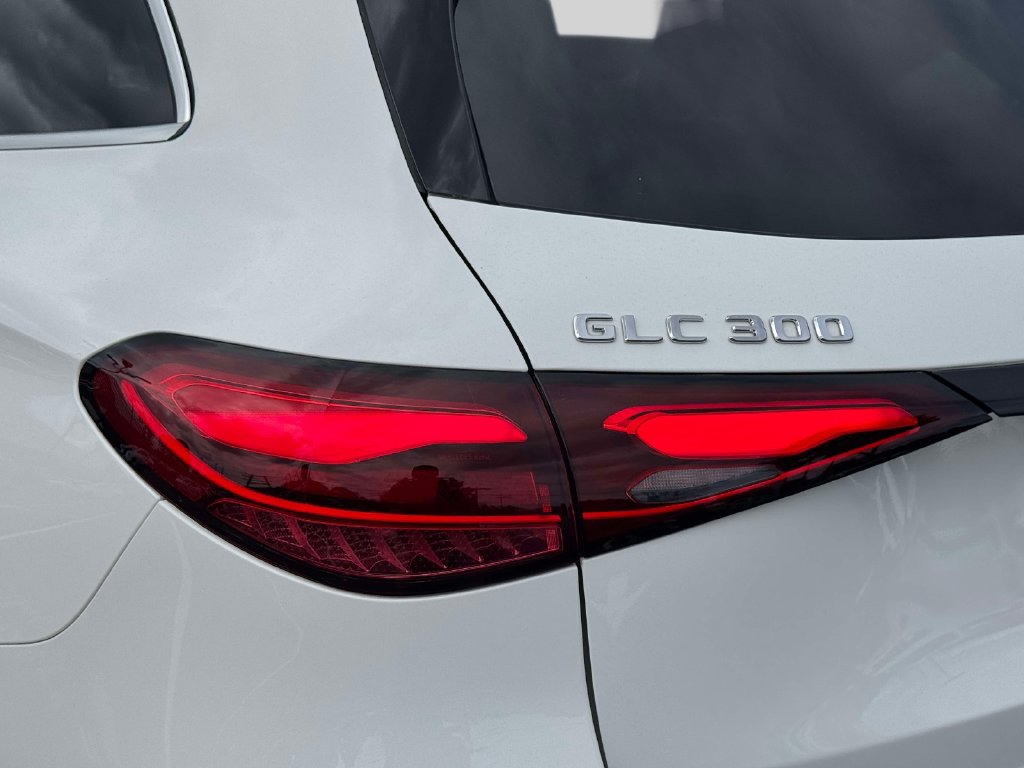 Used 2025 Mercedes-Benz GLC 300 4MATIC image 11