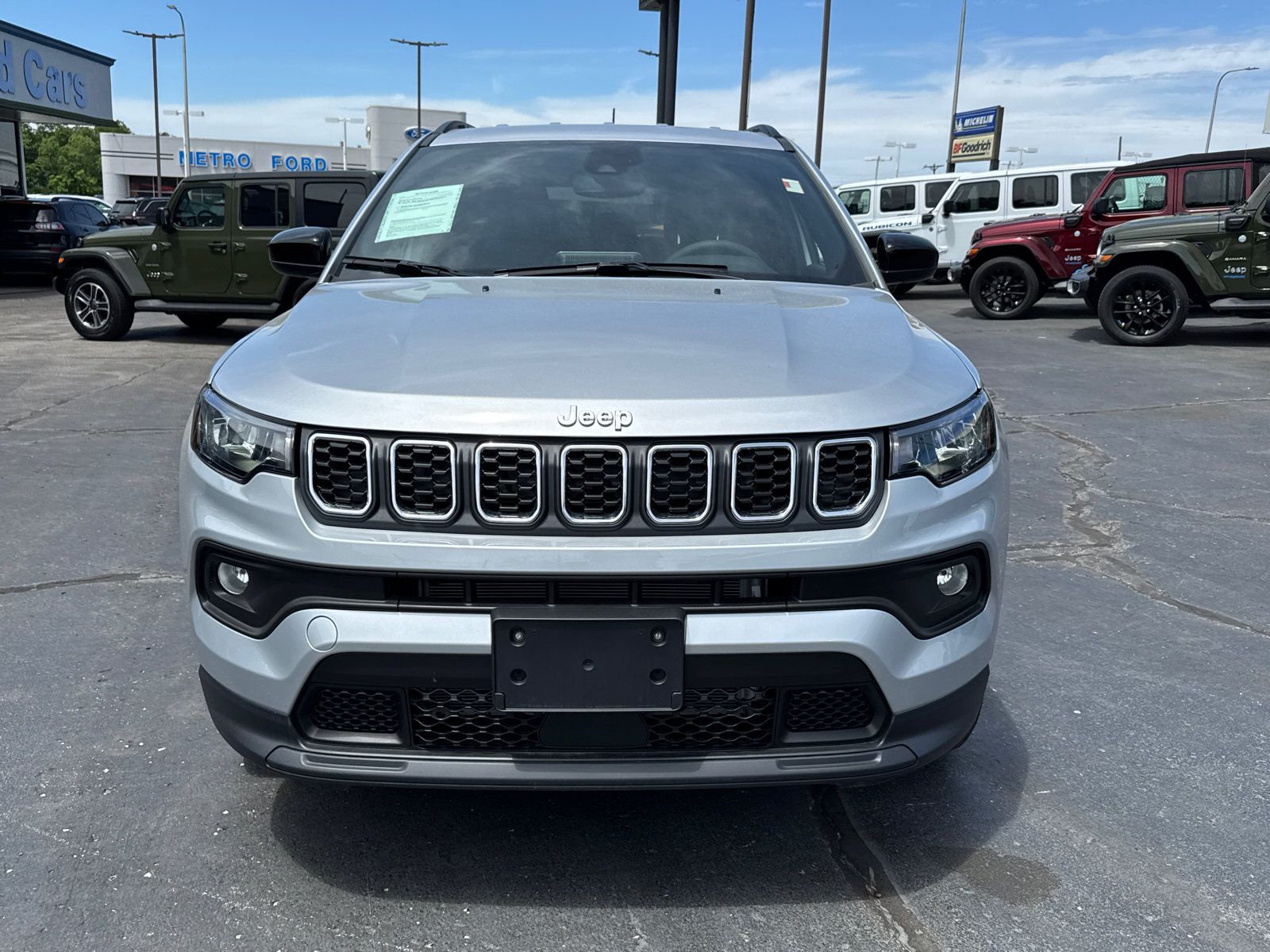 Used 2025 Jeep Compass Latitude AWD/4WD image 2
