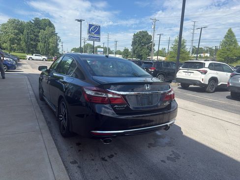 Used 2017 Honda Accord Touring image 4