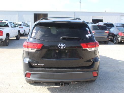Used 2017 Toyota Highlander LE w/ Carpet Mat Package FWD image 5