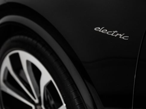 Used 2025 Porsche Macan Turbo Electric AWD/4WD image 12