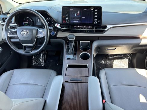 Used 2023 Toyota Sienna XLE FWD image 14