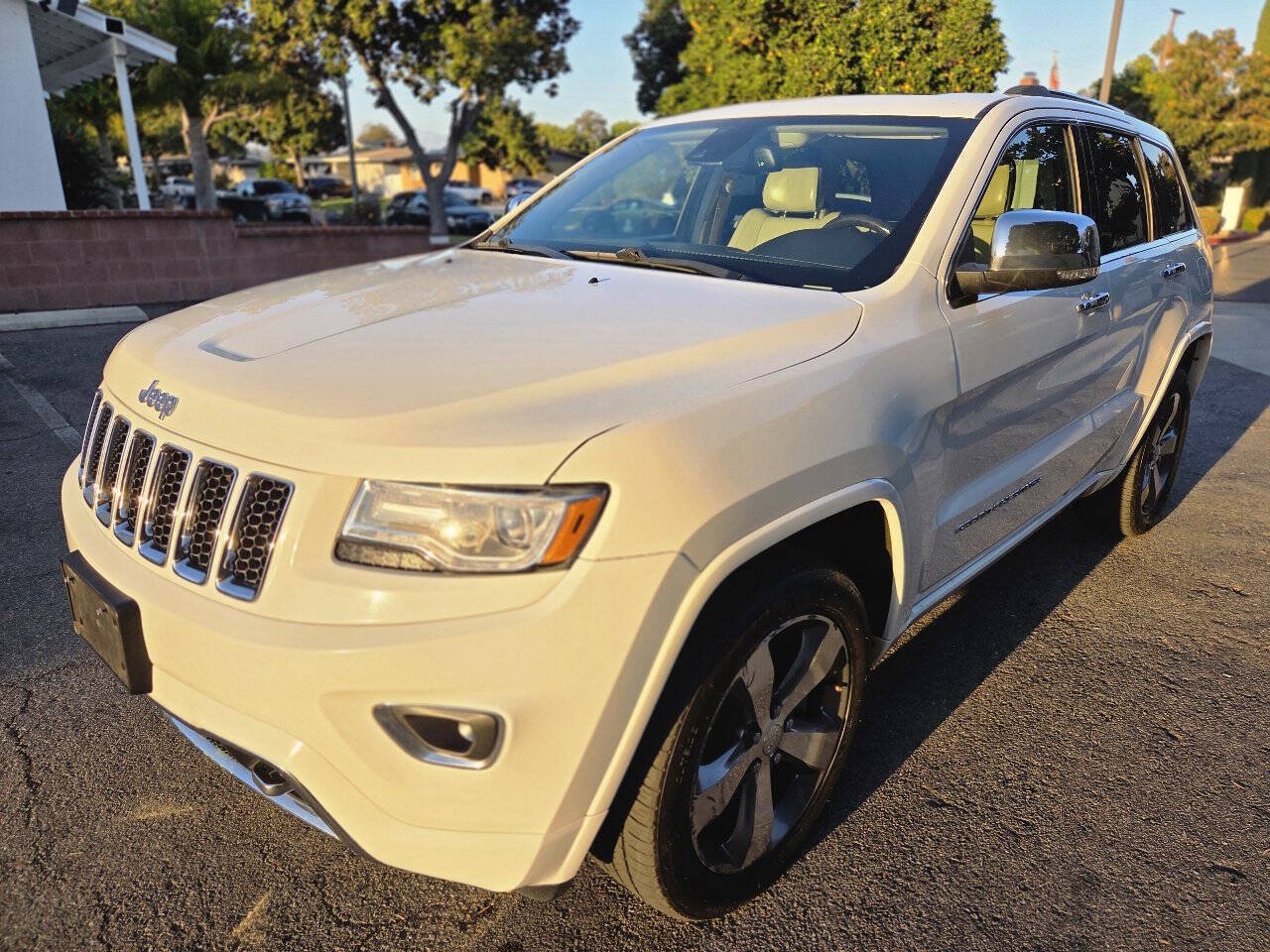 Used 2015 Jeep Grand Cherokee Overland w/ Advanced Technology Group AWD/4WD image 12