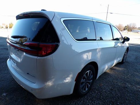 Used 2023 Chrysler Pacifica Touring-L image 4