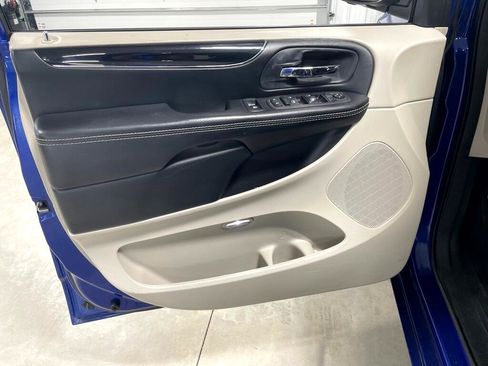 Used 2019 Dodge Grand Caravan SXT image 13