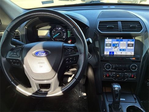 Used 2017 Ford Explorer XLT image 18
