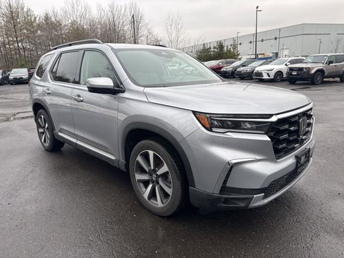 Used 2023 Honda Pilot Touring image 3