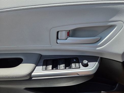 Used 2025 Toyota Sienna LE FWD image 25