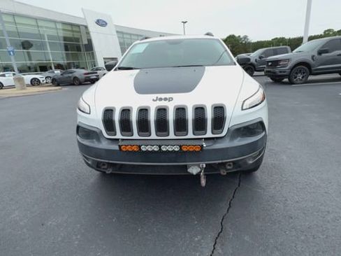 Used 2017 Jeep Cherokee Trailhawk AWD/4WD image 3